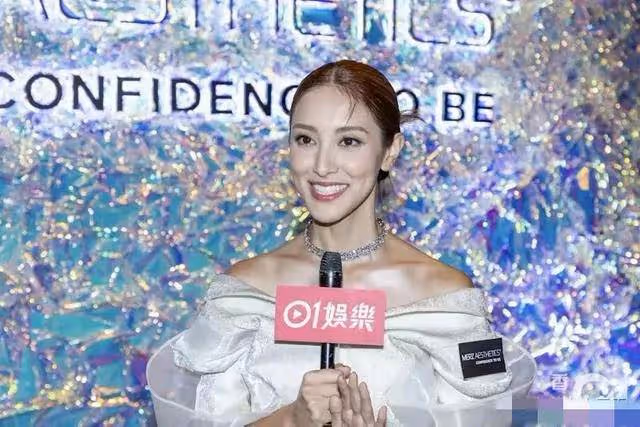 鄭嘉穎一家到平民店用餐,與小粉絲合照,55歲依然凍齡皮膚零走樣