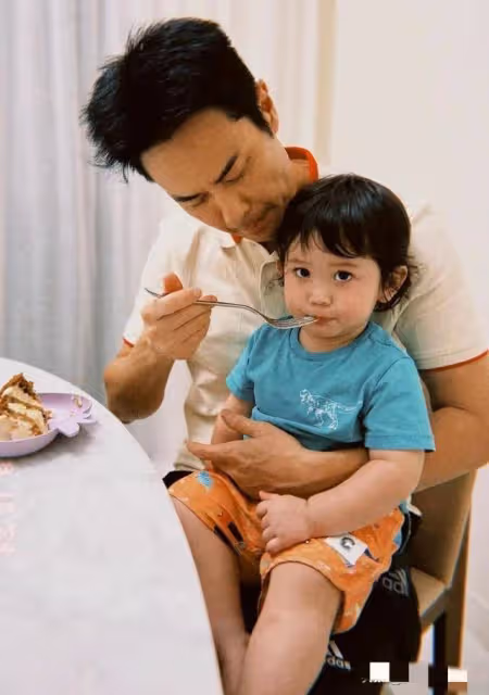 鄭嘉穎一家到平民店用餐,與小粉絲合照,55歲依然凍齡皮膚零走樣