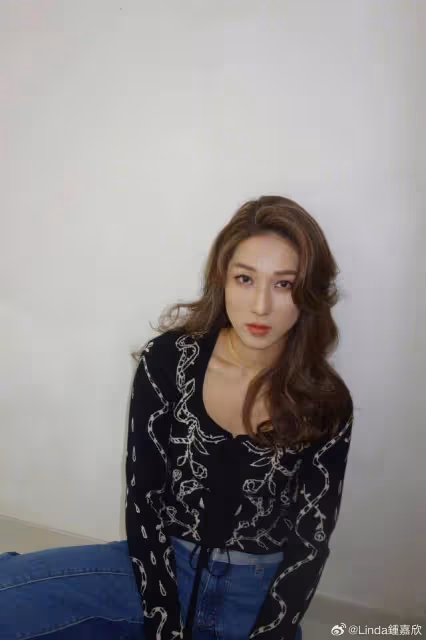 TVB前當家花旦佛山開唱!兩歲小女兒現場揮舞螢光棒,長相太可愛