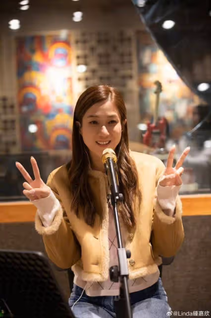 TVB前當家花旦佛山開唱!兩歲小女兒現場揮舞螢光棒,長相太可愛