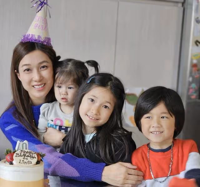 TVB前當家花旦佛山開唱!兩歲小女兒現場揮舞螢光棒,長相太可愛