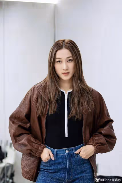 TVB前當家花旦佛山開唱!兩歲小女兒現場揮舞螢光棒,長相太可愛