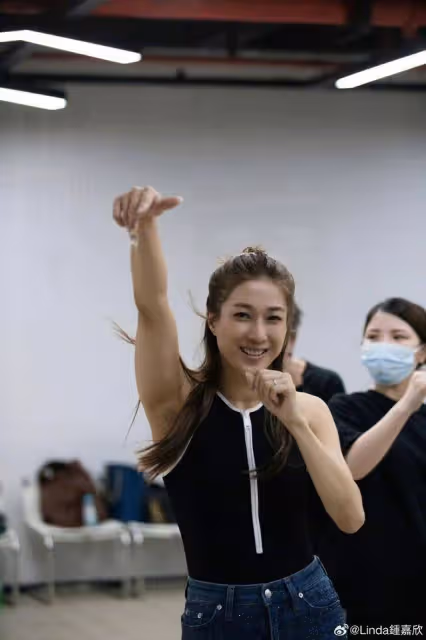 TVB前當家花旦佛山開唱!兩歲小女兒現場揮舞螢光棒,長相太可愛