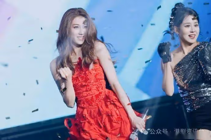 鍾嘉欣佛山個唱座無虛席 獲父母撐場 爆孻女聲靚 後繼有人