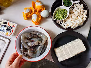 鮮掉眉毛！鹹蛋黃鮮蝦豆腐｜天冷煮一鍋，暖胃又舒心