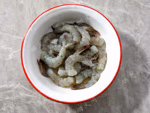 鮮掉眉毛！鹹蛋黃鮮蝦豆腐｜天冷煮一鍋，暖胃又舒心