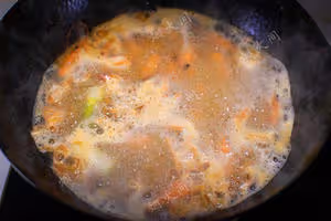 鮮掉眉毛！鹹蛋黃鮮蝦豆腐｜天冷煮一鍋，暖胃又舒心
