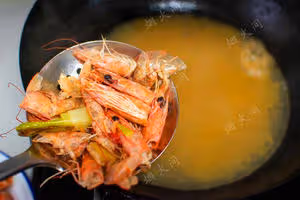 鮮掉眉毛！鹹蛋黃鮮蝦豆腐｜天冷煮一鍋，暖胃又舒心