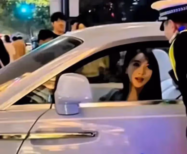 分手太迅速！葉珂已被標記為了黃曉明前女友，戀愛多年終成空