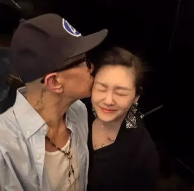 導師具俊曄和眾多美女學員合照超開心,被眾多綜藝邀請熱度大漲