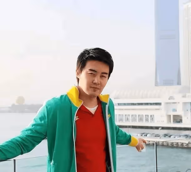 曾被譽為「男高音教父」:40歲成名,與初戀結婚29年,如今女兒成他驕傲