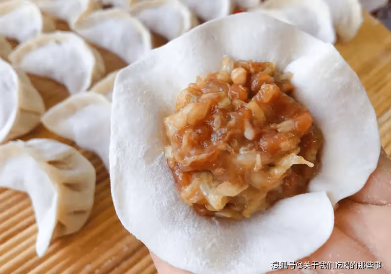 包白菜肉餡餃子,最忌放「2樣料」!教你這樣做,餃子香嫩又多汁
