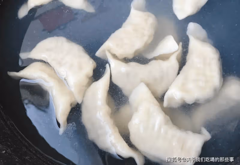 包白菜肉餡餃子,最忌放「2樣料」!教你這樣做,餃子香嫩又多汁