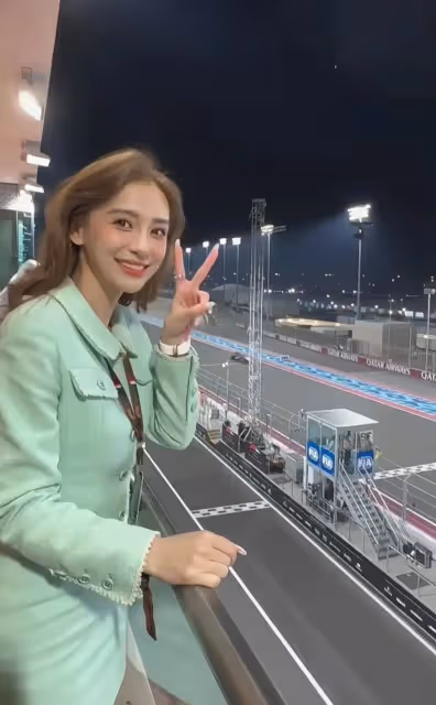 Angelababy現身國外賽車場被偶遇,小香風現身本人超美,待遇很高