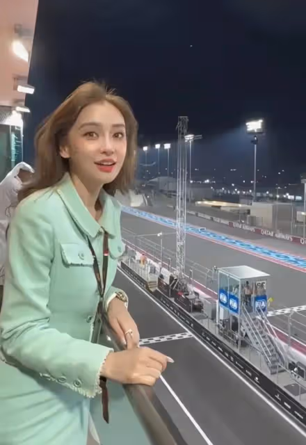 Angelababy現身國外賽車場被偶遇,小香風現身本人超美,待遇很高