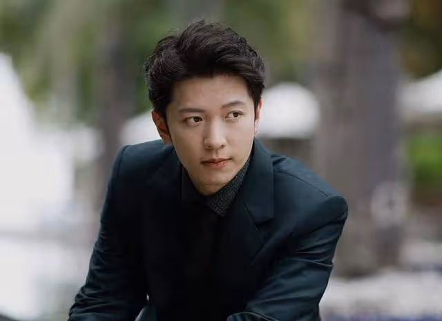 香港知名男星被指吃軟飯,兩段感情無縫連接,承認新婚妻子離過婚