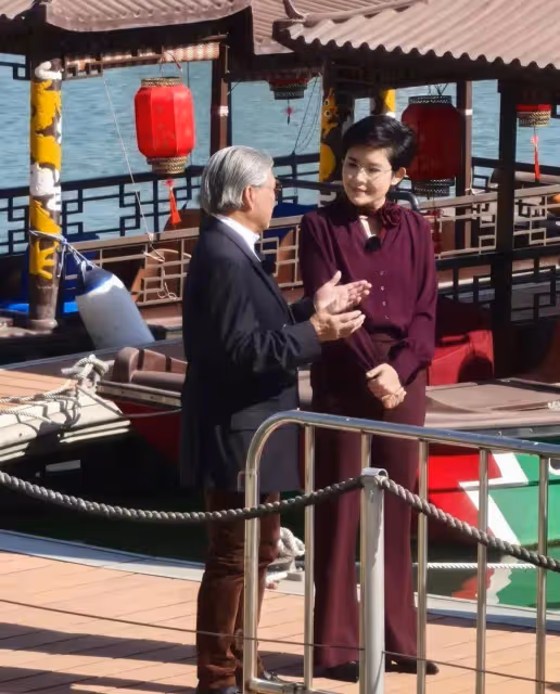 霍家現身南沙灣，78歲霍震霆特精神，郭晶晶氣質真好，3孩子乖巧
