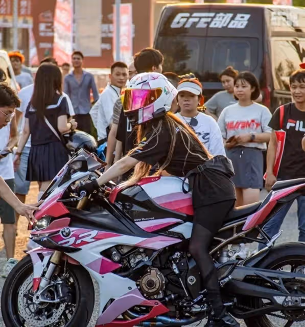 19歲機車女網紅車禍去世,差一周20歲,現場畫面曝光讓人心痛