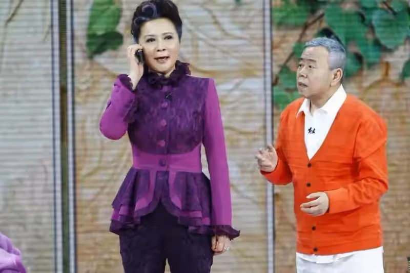 蔡明現身街頭錄綜藝引圍觀,63歲顏值變化超大,近照一言難盡