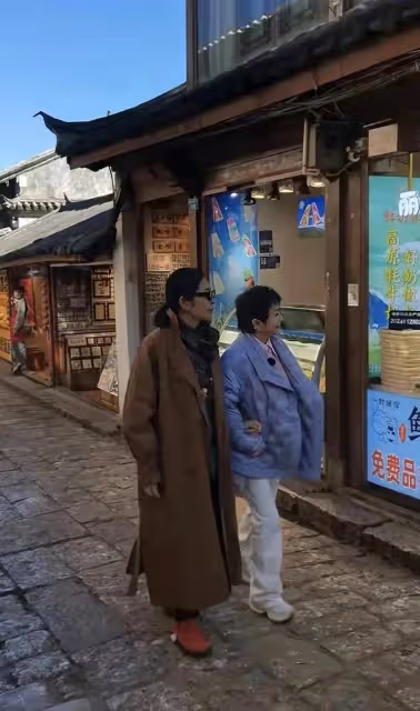 蔡明現身街頭錄綜藝引圍觀,63歲顏值變化超大,近照一言難盡