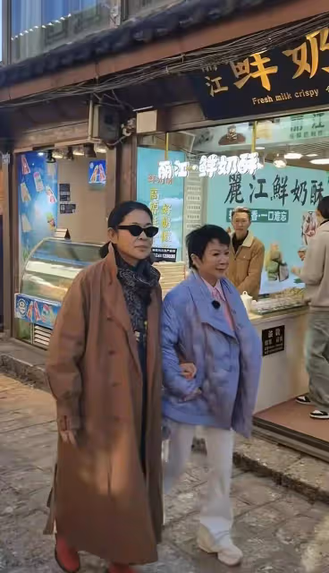 蔡明現身街頭錄綜藝引圍觀,63歲顏值變化超大,近照一言難盡