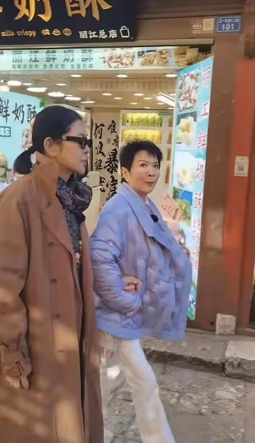 蔡明現身街頭錄綜藝引圍觀,63歲顏值變化超大,近照一言難盡