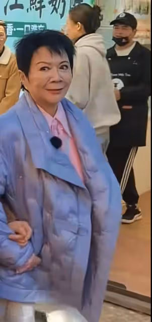 蔡明現身街頭錄綜藝引圍觀,63歲顏值變化超大,近照一言難盡