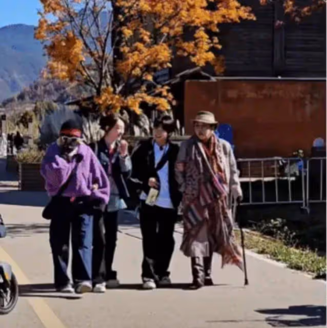 網友偶遇《一路繁花》拍攝,劉曉慶打扮時尚不顯年輕,蔡明不敢認