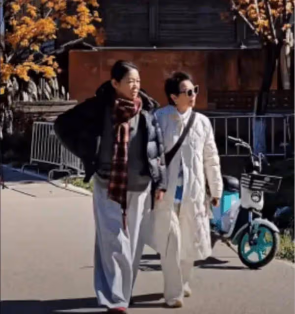 網友偶遇《一路繁花》拍攝,劉曉慶打扮時尚不顯年輕,蔡明不敢認