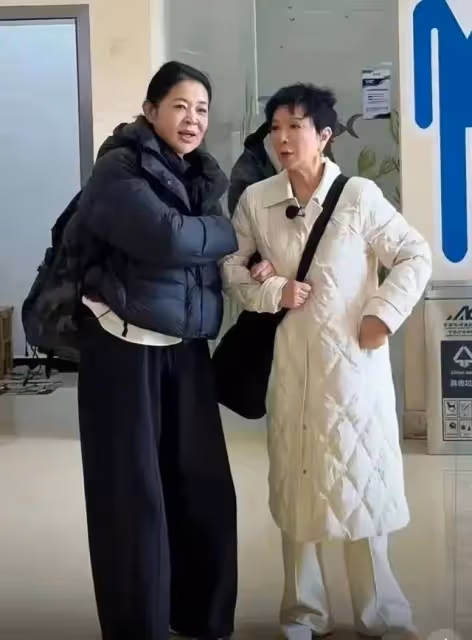 網友偶遇《一路繁花》拍攝,劉曉慶打扮時尚不顯年輕,蔡明不敢認