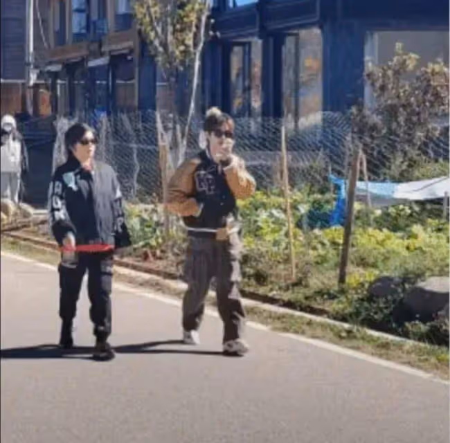 網友偶遇《一路繁花》拍攝,劉曉慶打扮時尚不顯年輕,蔡明不敢認
