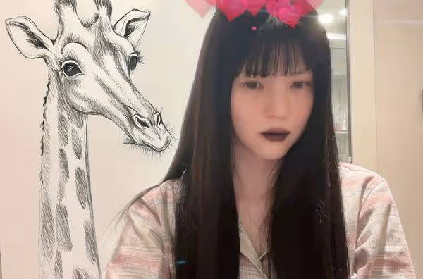韓韶禧造型爆改「暗黑厭世風」 妹妹頭配黑唇整臉超憔悴!