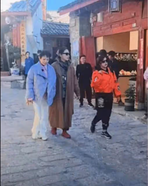網友偶遇劉曉慶、倪萍、蔡明錄節目,劉曉慶打扮時尚,蔡明變化大