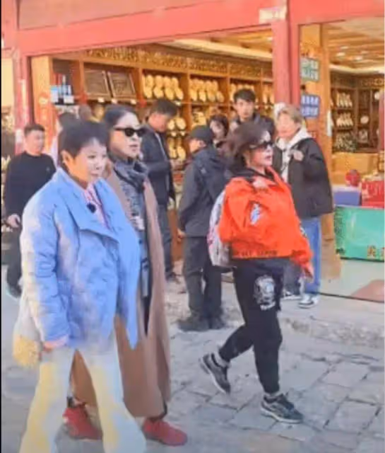網友偶遇劉曉慶、倪萍、蔡明錄節目,劉曉慶打扮時尚,蔡明變化大