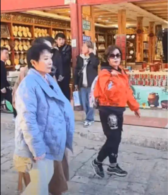 網友偶遇劉曉慶、倪萍、蔡明錄節目,劉曉慶打扮時尚,蔡明變化大