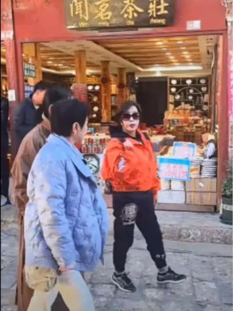 網友偶遇劉曉慶、倪萍、蔡明錄節目,劉曉慶打扮時尚,蔡明變化大