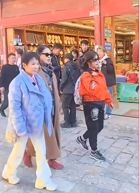 網友偶遇劉曉慶、倪萍、蔡明錄節目,劉曉慶打扮時尚,蔡明變化大