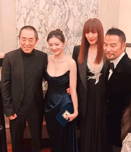 巴黎名媛舞會!74歲張藝謀導演43歲妻子穿抹胸裙,秒殺18歲女兒