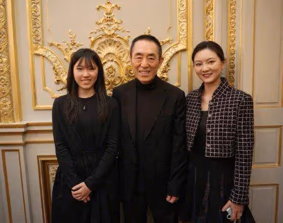 巴黎名媛舞會!74歲張藝謀導演43歲妻子穿抹胸裙,秒殺18歲女兒