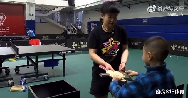 笑噴！孫穎莎訓練安排小孩哥撿球：我給你簽名，你進來給我撿撿球！
