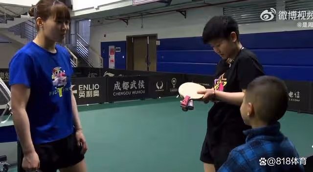 笑噴！孫穎莎訓練安排小孩哥撿球：我給你簽名，你進來給我撿撿球！