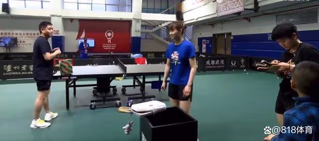 笑噴！孫穎莎訓練安排小孩哥撿球：我給你簽名，你進來給我撿撿球！