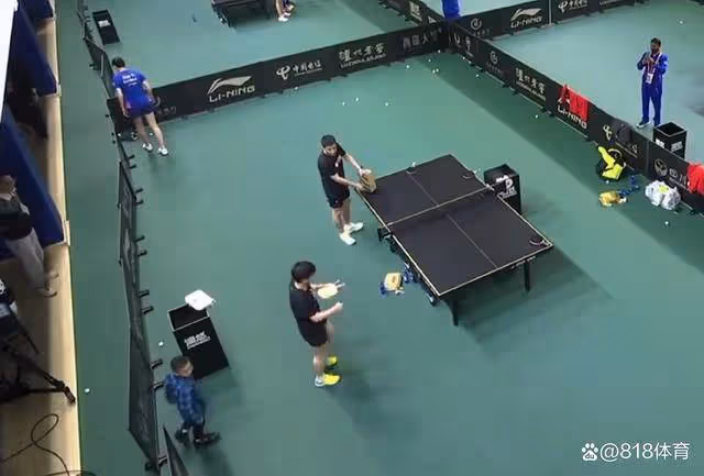 笑噴！孫穎莎訓練安排小孩哥撿球：我給你簽名，你進來給我撿撿球！