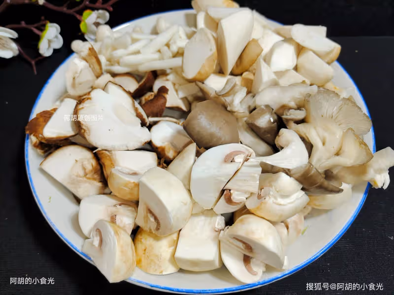 這菜一年四季不能缺,整鍋都是精華!天冷時來一鍋,鮮滑至極、每一口都被折服,熱乎乎吃著最過癮