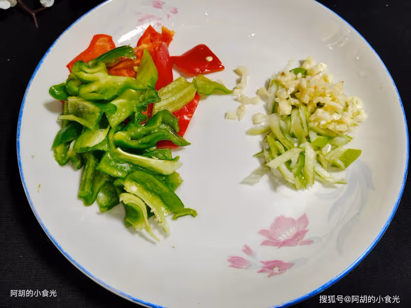 這菜一年四季不能缺,整鍋都是精華!天冷時來一鍋,鮮滑至極、每一口都被折服,熱乎乎吃著最過癮