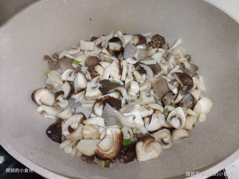 這菜一年四季不能缺,整鍋都是精華!天冷時來一鍋,鮮滑至極、每一口都被折服,熱乎乎吃著最過癮