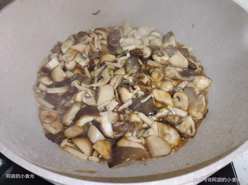 這菜一年四季不能缺,整鍋都是精華!天冷時來一鍋,鮮滑至極、每一口都被折服,熱乎乎吃著最過癮
