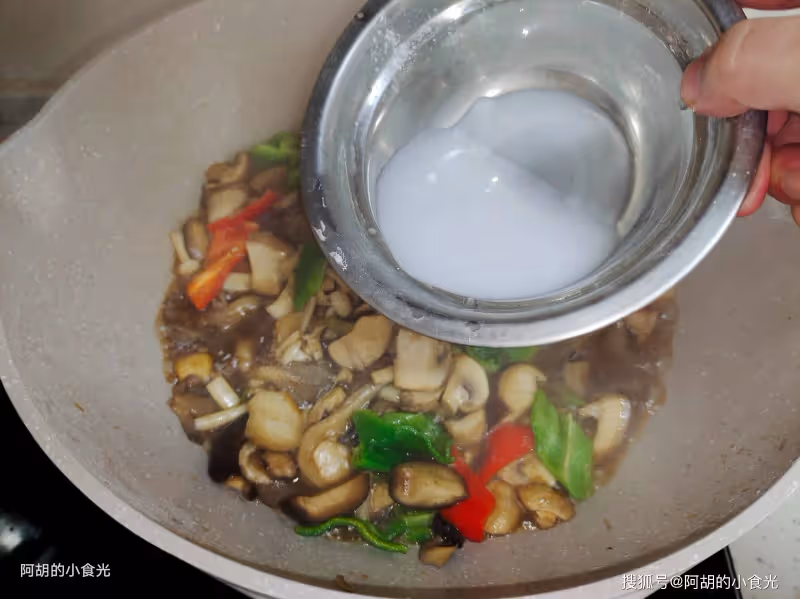 這菜一年四季不能缺,整鍋都是精華!天冷時來一鍋,鮮滑至極、每一口都被折服,熱乎乎吃著最過癮