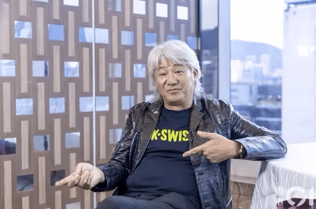 66歲港星尹揚明曾在夜店看場子,感激林嶺東帶入行!曝與周星馳合作爆粗,曾因爛賭輸到破產