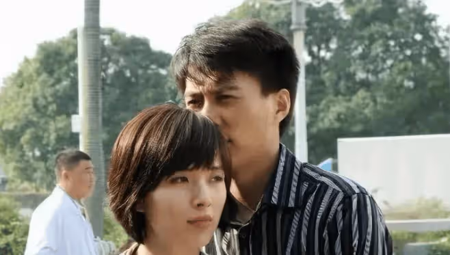 演員李佳:26歲成雙料影后,二婚嫁靳東,婚後高齡生兩子被寵成寶